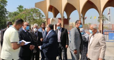 محافظ القاهرة يزور جامعة حلوان ويوجه بتجميل كوبرى المشاة.. صور