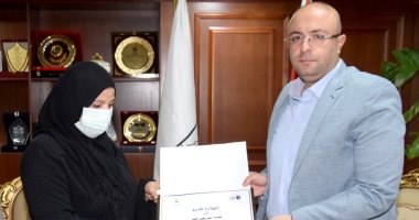محافظ بني سويف يسلم شهادة تقدير لوالدة الطالبة المتوفاة لميس يحيى