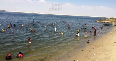 حاربوا الصيف بالبحر.. آلاف على شواطئ الإسماعيلية هربًا من حرارة الجو.. فيديو
