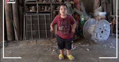 طفل التقزم يتحدى التنمر بالعمل فى الخردة.. مصطفى: نفسى يبقى عندى ورشة