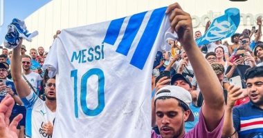 مشجع مارسيليا يحرق تيشيرت يحمل اسم ميسي في مباراة بوردو