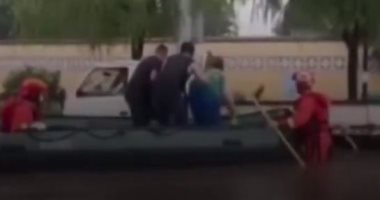 فرق إنقاذ صينية تستخدم قوارب مطاطية لنقل المحاصرين بفيضانات منغوليا.. فيديو