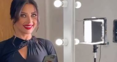 رضوى الشربينى تداعب جمهورها من كواليس برنامجها على أنغام "برضة بتوحشنى".. فيديو