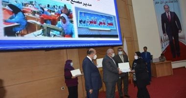 محافظ الوادى الجديد يكرم عددا من التنفيذيين المتميزين فى أداء عملهم