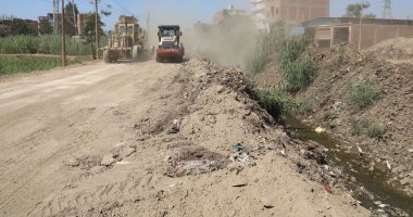 بدء أعمال رصف محور مصرف كفر الباجور الجديد بتكلفة 60 مليون جنيه.. صور