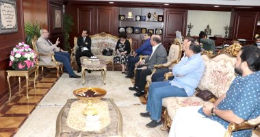 محافظ بنى سويف ورئيس قصور الثقافة يناقشان مشروعات القطاع والتوسع فى الأنشطة