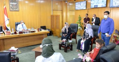 محافظ الإسماعيلية يستقبل طفلة من ذوي الهمم ويلبى طلبات أسرتها