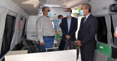 محافظ الإسماعيلية: تخصيص سيارة للعمل كمركز تكنولوجى متحرك لخدمة المواطنين.. صور