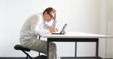  أضرار طريقة الجلوس الخاطئة.. منها الصداع وآلام الظهر والرقبة