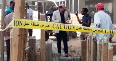 محافظ أسوان يفاجئ العمال بمشروعات الإحلال والتجديد بطريقى السادات وكورنيش النيل