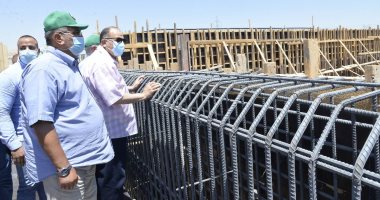 محافظ أسيوط ورئيس المقاولون العرب يتفقدان مشروع محطة صرف الزرابى.. صور