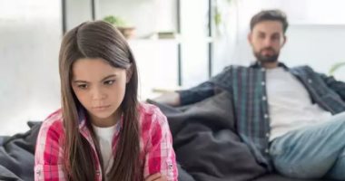 "ابنك مش دوره يحقق حلمك".. 5 أخطاء ترتكبها دون قصد تؤثر على شخصية طفلك