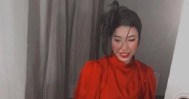 عايشة فى زمن الهوانم.."سارة"بتصمم شابوهات وجوانتى زمن الأربعينات والخمسينات