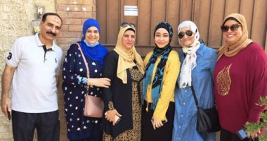 بالزغاريد.. أسرة الثالثة على الجمهورية بالثانوية العامة تحتفل بتفوقها.. سارة علاء: عرفت إنى من الأوائل من اليوم السابع وأتمنى دخول كلية ألسن.. والدها: حصدت ثمار جهدها.. ووالدتها: كانت تنظم وقتها جيدا.. فيديو