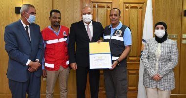 مسعف وسائق يسلمان نصف مليون جنيه لمصاب.. ومحافظ قنا يكرمهما