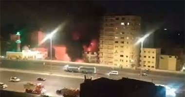 حريق سيارة وراء التهام النيران عقار بالكامل أعلى الطريق الدائرى بالمريوطية.. صور