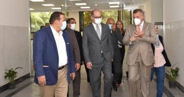 رئيس جامعة عين شمس يفتتح الإنشاءات الجديدة بكلية الآداب.. صور