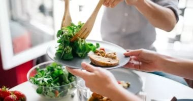 كيف يساعد الرجيم منخفض الكربوهيدرات أصحاب الأمراض المزمنة فى إنقاص الوزن؟