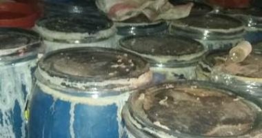 ضبط 11 طن مخللات مجهولة المصدر داخل مخزن بطريق ههيا - التل اﻷحمر