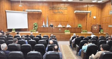 تطعيم المواطنين والعاملين بجميع الجهات الحكومية والمدارس بلقاح كورونا بأسيوط