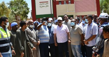 محافظ أسوان يتفقد مشروعات "حياة كريمة" بقرى المنشية وإقليت بمركز كوم أمبو