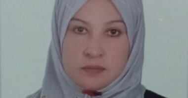 "عندها 5 أبناء وجابت 60%" زوج يدعم زوجته أكبر طالبة فى الثانوية العامة بعد نجاحها