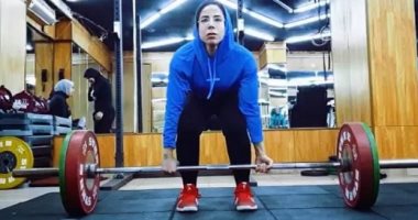 "آية" تحدت كسر العمود الفقري برفع الأثقال وتشجع البنات على الرياضة: كلنا نقدر