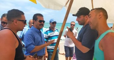محافظ الإسكندرية يوقع غرامات مالية على 3 شواطئ مخالفة بالعجمى.. صور
