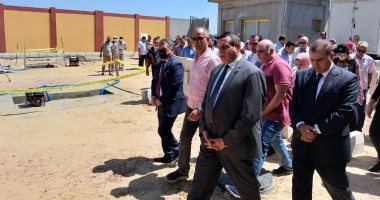 محافظ البحيرة يتفقد مشروع مد خدمة الصرف الصحى بكفر الدوار.. صور 