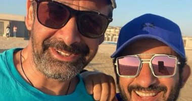 أحمد حلمى يهنئ كريم عبد العزيز بعيد ميلاده: أخيرا هتطلع بطاقة يا عم
