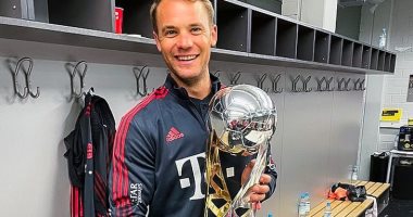 مانويل نوير يحتفل بالتتويج بكأس السوبر الألمانى