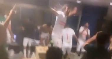 رقص واحتفالات هستيرية للاعبى الزمالك بعد اقتراب التتويج بدرع الدورى.. فيديو