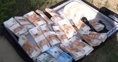 فى العجلة الندامة.. روسى ينسى 15 مليون روبل على الطريق أثناء مهمة عمل.. صور