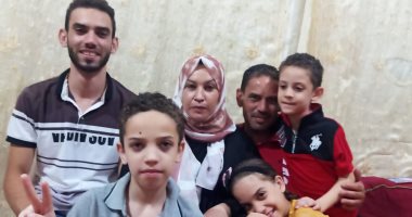 هناء أكبر طالبة تجتاز الثانوية العامة.. عمرها 41 سنة وأم لـ5 أبناء ورفضت الدروس الخصوصية.. وتؤكد: دخلت فى تحدٍ مع ابنى وزوجى كان الدافع الرئيسى لنجاحى.. والزوج: كنت أشجعها وأنتظر أمام اللجنة مثل أولياء الأمور