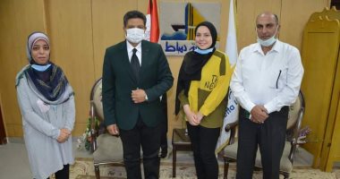 رئيس جامعة دمياط يصطحب السادسة على الثانوية العامة ويشرح لها منظومة العمل