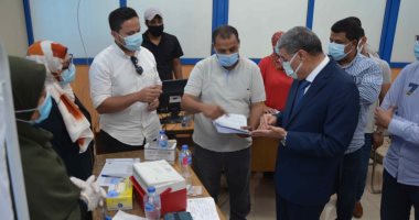 محافظ المنيا يتابع تلقى الموظفين بالديوان العام لقاح كورونا.. صور 