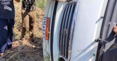 إصابة 13 شخصا فى انقلاب ميكروباص على طريق بورسعيد الإسماعيلية.. صور