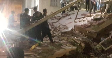 انتشال 3 جثث من أسفل أنقاض عقار دمنهور المنهار.. صور