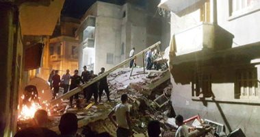 بث مباشر.. مصرع 3 أشخاص فى انهيار عقار بدمنهور واستمرار البحث عن ناجين
