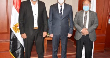 محافظ سوهاج يسلم 56 شيكا بقيمة 392 ألف جنيه لدعم أصحاب المشروعات الصغيرة