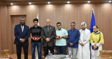 رئيس جامعة أسوان يكرم أوائل الثانوية العامة بالمحافظة.. صور