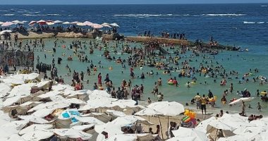 أجواء الجمعة.. زحام على شواطئ الإسكندرية مع استقبال رحلات اليوم الواحد.. لايف