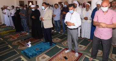 محافظ مطروح يلتقى أهالى قرية النصر ويستجيب لمطالبهم.. صور