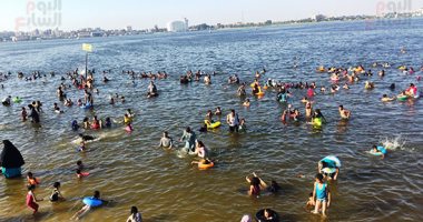 إقبال المصطافين على شواطئ الإسماعيلية هربا من حرارة الجو.. فيديو