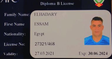 عصام الحضرى يعلن حصوله على كارنيه الاتحادين الآسيوي والإماراتي لكرة القدم
