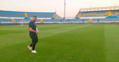 سعد عابدين إداري الزمالك يطمئن على حالة ملعب السويس قبل مواجهة سيراميكا