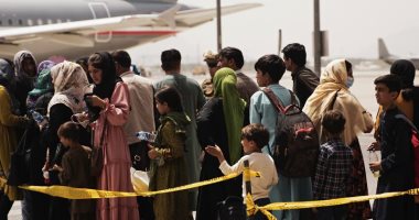 طائرات عسكرية تطلق بالونات حرارية فى مطار كابول لتحذير داعش.. فيديو