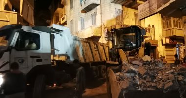 منزل من 5 طوابق يتحول إلى كوم تراب بدمنهور.. وانتشال 4 جثث من تحت الأنقاض.. لايف