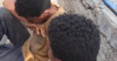 سعد الصغير ينقذ طفلين من التشرد على كورنيش الإسكندرية ويعد بتوفير مكان لهما.. صور
