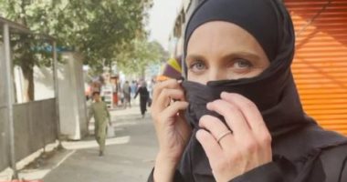 مراسلة cnn تغادر أفغانستان بعد مطالبة طالبان بتغطية وجهها.. فيديو وصور